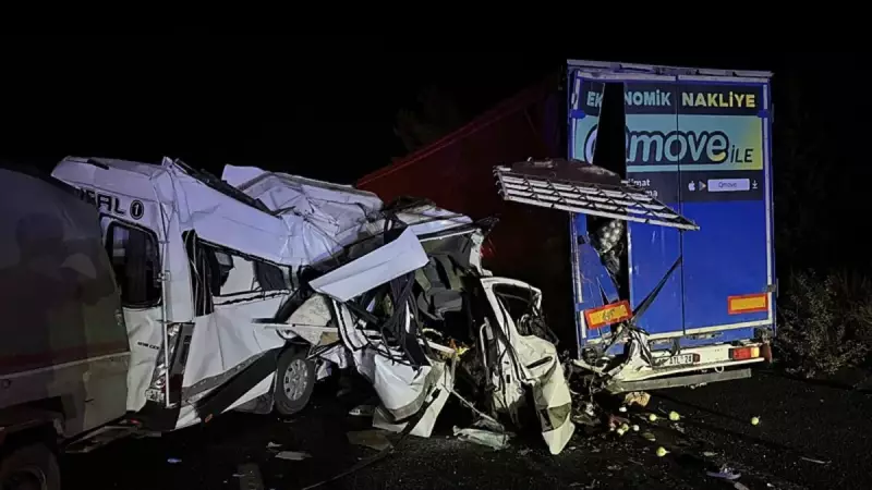 Adana'da Tarım İşçilerini Taşıyan Minibüse Korkunç Kazada Tır Arkadan Çarptı: 3 Can Gitti, 16 Yaralı!