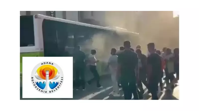 Adana'da Toplu Taşıma Kabusu: Belediye Otobüsünde Ani Yangın! Yolcular Panik İçinde Tahliye Edildi