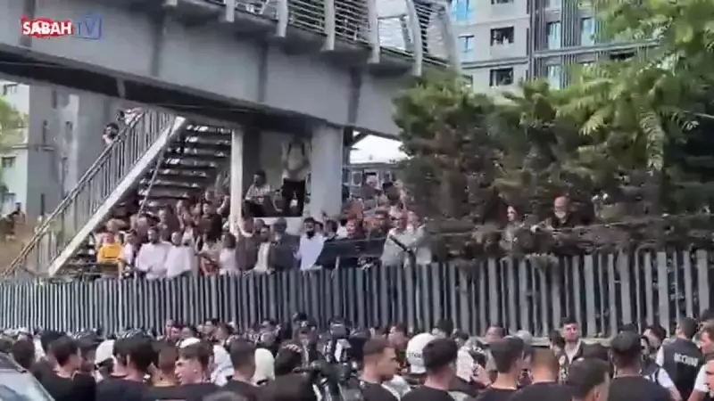 Ankara'da CHP Önünde Yaşanan Gerginlik: Polis Eylemcileri Uyardı