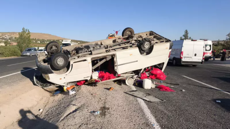 Şanlıurfa'da Tarım İşçilerini Taşıyan Minibüs Feci Şekilde Devrildi: 19 Yaralı!