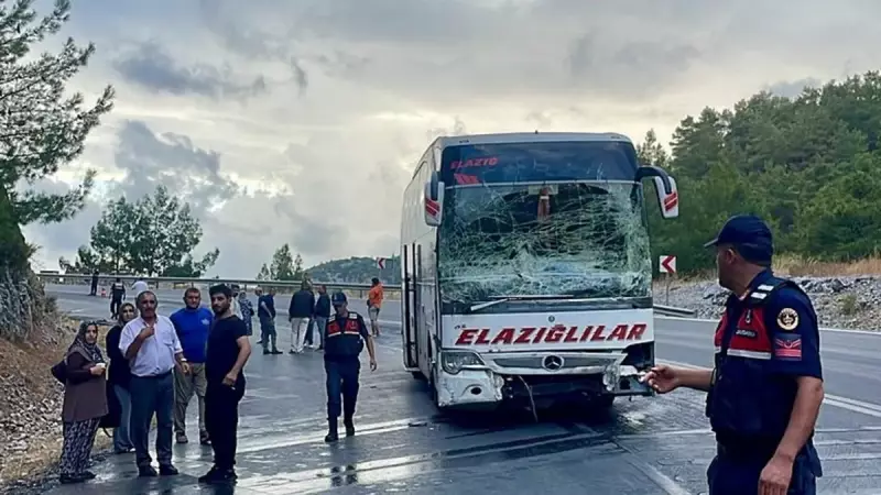 Antalya'da Feci Kaza: Minibüs ile Yolcu Otobüsü Çarpıştı! 1 Can Yitti, 1 Yaralı