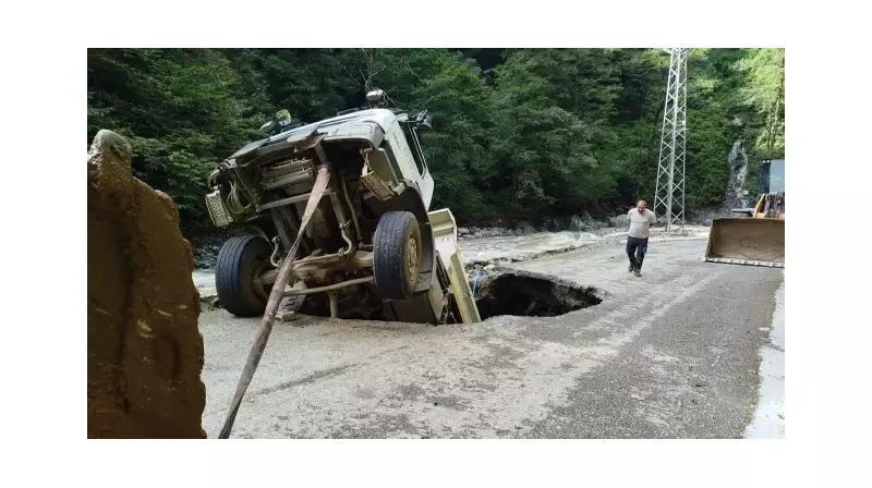 Artvin'de Yolun Aniden Göçmesi: Kamyon Dev Çukura Gömüldü, Sürücü Yaralı!