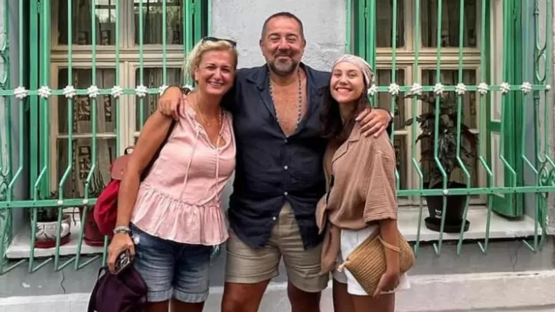 Ata Demirer ve Sevgilisi İrem Sak'tan İstanbul'da Romantik Gece Yürüyüşü!