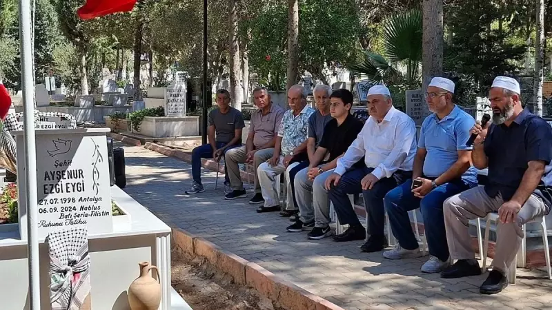 Aysenur İnce'nin Acı Dolu Hikayesi: Bir Yıl Sonra Mezarı Başında Gözyaşları ve Özlem