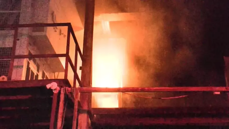 Başakşehir'deki Plastik Deposu Yangını: İtfaiye Gece Yarısı Mücadelesi!