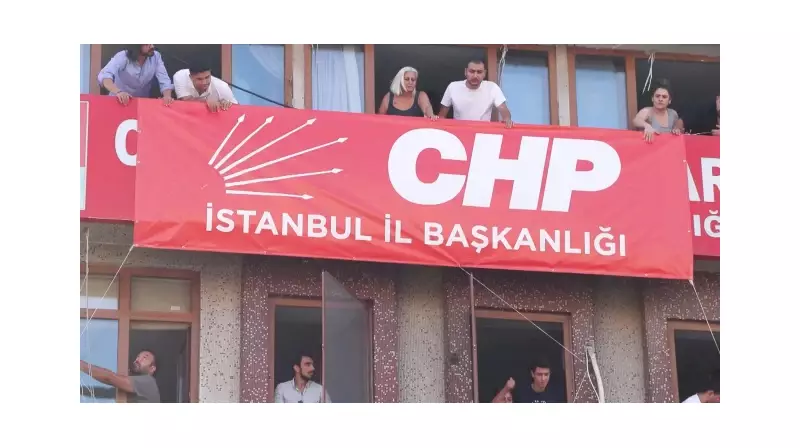 Bahçelievler'de CHP'li Belediye Başkanı'ndan Şok Hamle: İlçe Binasına Parti Pankartı Asıldı!