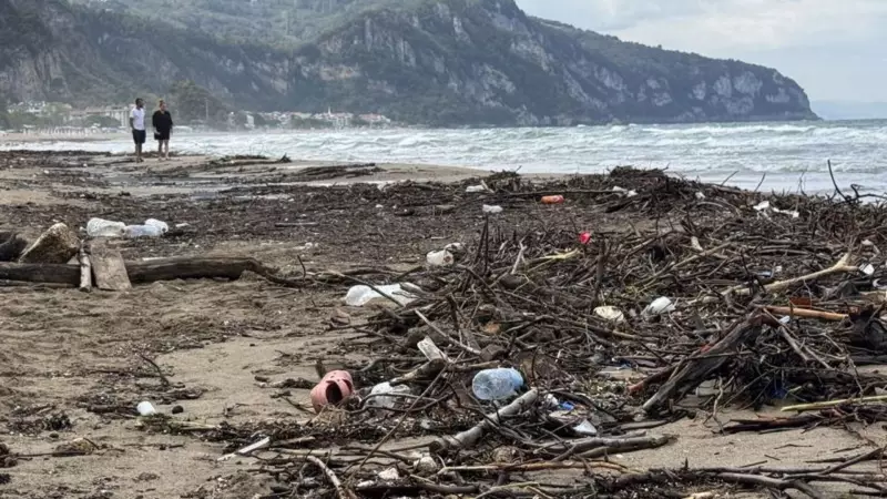 Bartın'ın İncirli İnkumu Sahili'nde Vahşi Doğa İsyanı: Çöp Dağları Turistleri Kaçırıyor!