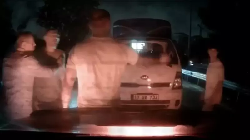 Bayrampaşa'da Dehşet Anları: Yol Vermeyen Sürücüye Vahşi Saldırı! Kameralara Yansıdı