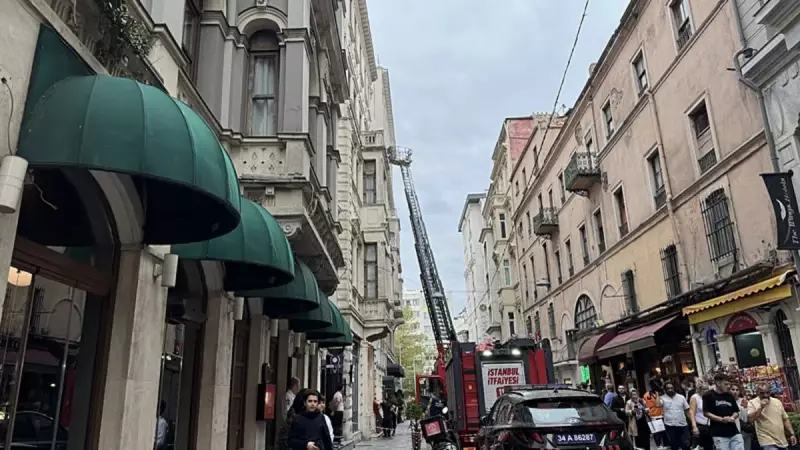 Beyoğlu'nda Geceyi Alevlere Boğan Otel Yangını! İtfaiye Ekipleri Zorlu Mücadele Sonucu Kontrolü Sağladı