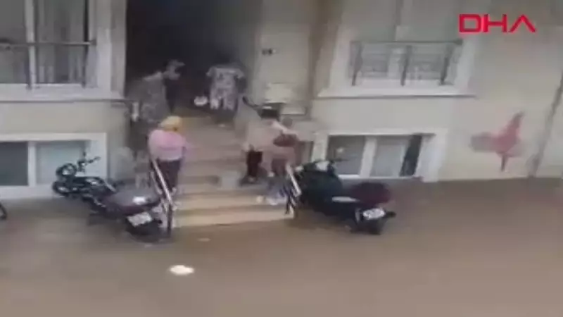 Bursa'da Aniden Bastıran Sağanak: Sokaklar Göle Döndü, Vatandaşlar Panik Yaşadı!