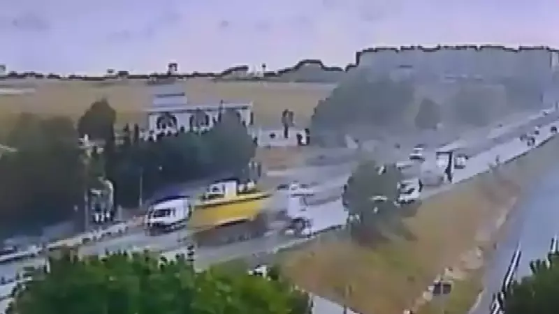 Büyükçekmece'de Can Pazarı: Hafriyat Kamyonu Devrildi, Şoför Mucizevi Şekilde Kurtuldu!