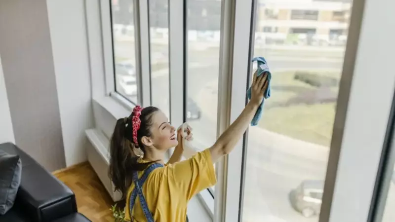 Camları Saniyeler İçinde Pırıl Pırıl Yapmanın Sırrı! Bu Yöntemle Toz ve Lekelerden Kurtulun