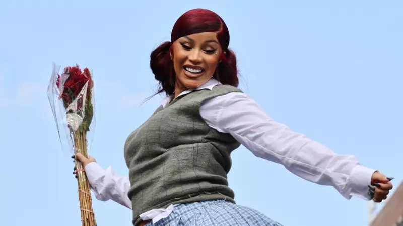 Cardi B, Arabasının Üzerinde Twerk Yaparak Yeni Albümünü Müthiş Bir Şekilde Tanıttı!