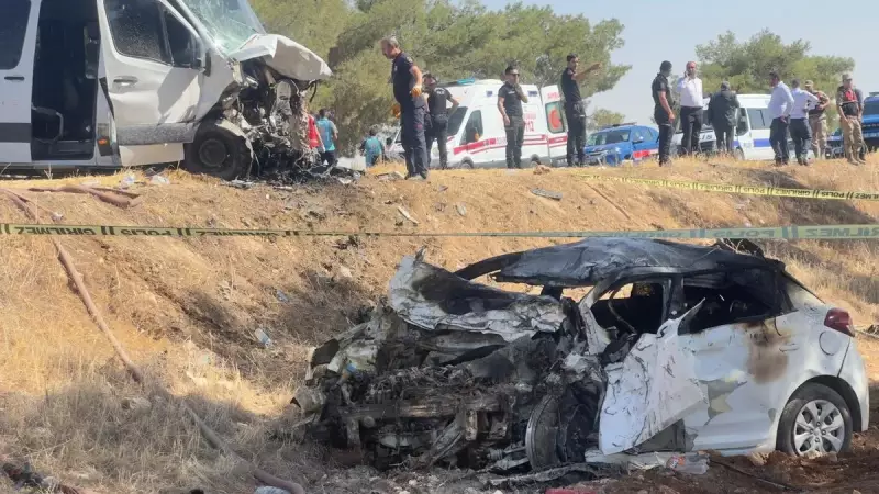 Ceylanpınar'da Feci Kaza: Minibüs ile Otomobil Kafa Kafaya Çarpıştı! 1 Can Kaybı, 10 Yaralı