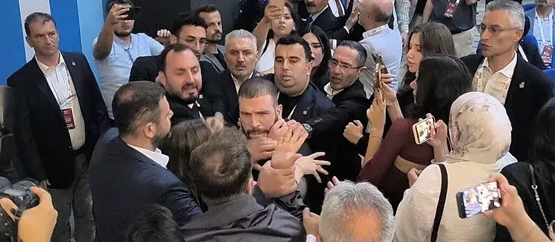 CHP Kongresi Karmaşaya Döndü: Yumruklar ve Tekmeler Havada Uçuştu!