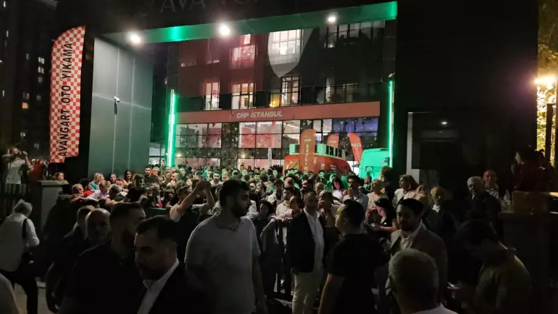 CHP İstanbul Binası Önünde Polis ile Partililer Arasında Siyasi Gerilim: 'Kayyum' Protestosu Sırasında Yaşananlar