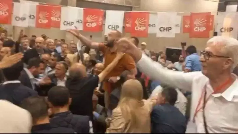 CHP'de Kıyamet Koptu! Yumruklar ve Küfürlerle Dolu Kavgada Olağanüstü Toplantı Yarıda Kesildi
