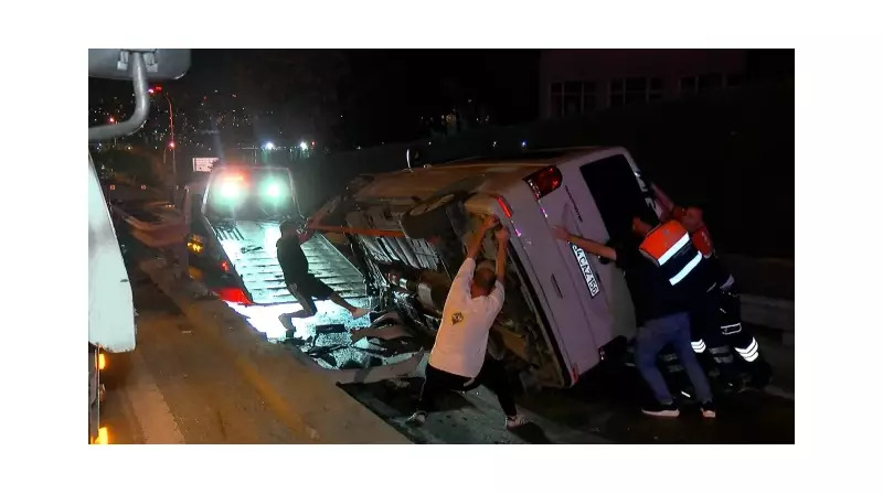 D-100'de Feci Kaza! Minibüs Bariyere Çarpıp Takla Attı: 7 Yaralı