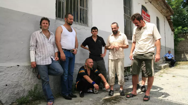 Dansın Karanlık ve Komik Yüzü: 'Çakallarla Dans' 15. Yılında Hala Sahnedeki Yerini Koruyor!