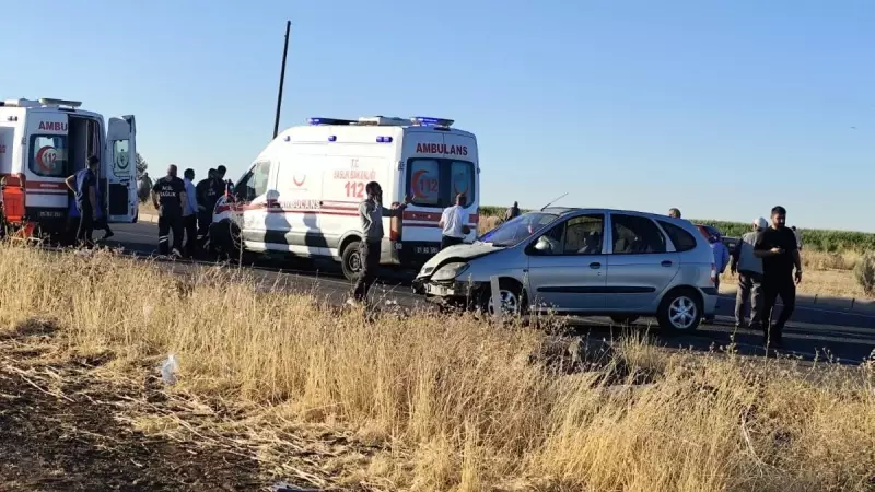 Diyarbakır'da Feci Kaza! İki Araç Baş Başa Çarpıştı: 6 Yaralı