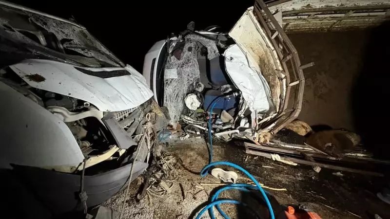 Diyarbakır'da Feci Kaza! İki Kamyonet Burun Buruna Çarpıştı: 2 Can Gitti, 1 Yaralı