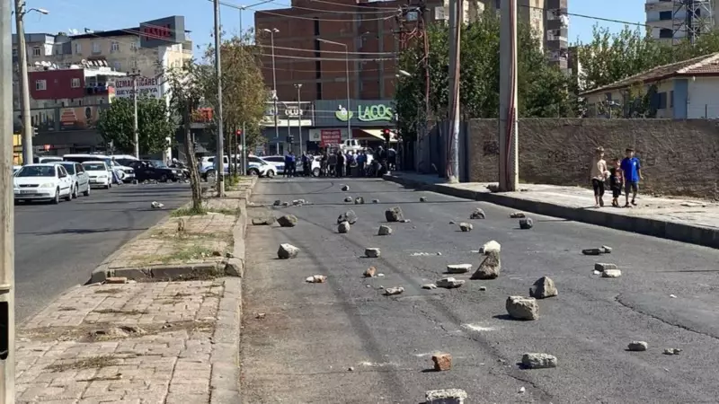 Diyarbakır'da Trafik Kilitlendi: Yolu Taşlarla Kapatan Eylem!