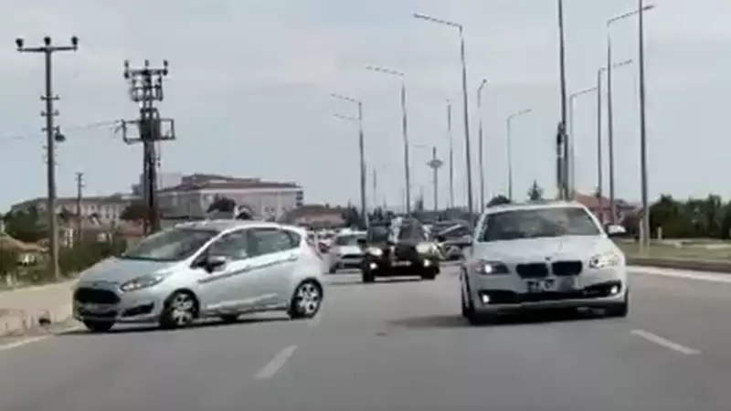 Düğün Konvoyunda Korkunç Kaza! Anlar Kamerada: Araçlar Birbirine Girdi