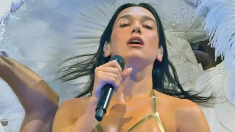 Dua Lipa Chicago'da Sahneyi Fethetti! İkonik Kıyafetleriyle Nefesleri Kesti