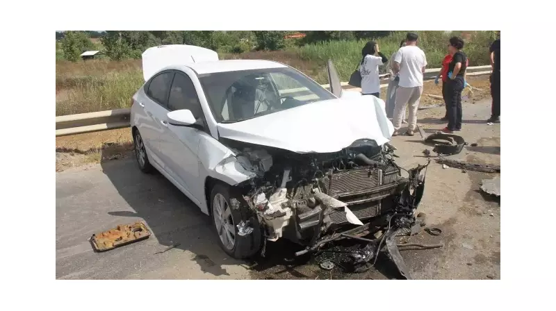 Düzce'de Feci Kaza! Otomobil Bariyerlere Çarptı, 2 Kişi Yaralandı