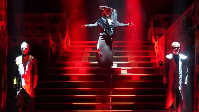 Şehir Tiyatroları Yeni Sezona 'Bir Ziyaret' ile Merhaba Dedi! İşte Prömiyerden İzlenimler