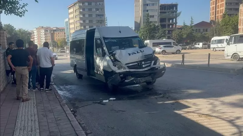 Elazığ'da Minibüs ile Otobüs Çarpıştı: 8 Yaralı!