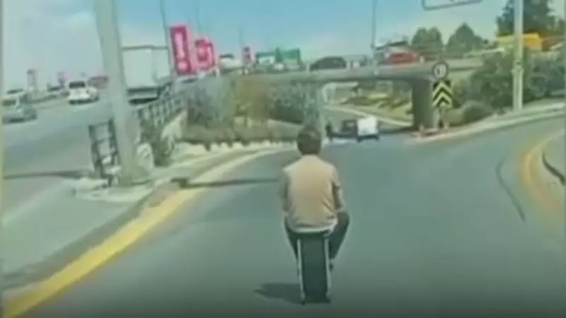 Elektrikli Valizle Trafikte Seyretmek! İnanılmaz Görüntüler Kameralara Yakalandı