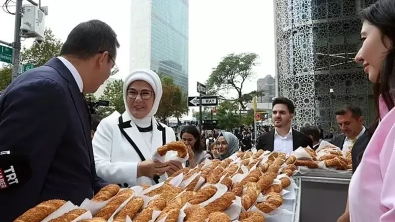 Emine Erdoğan'dan Sıcacık Bir Dokunuş: Simit Tezgahının Başında Vatandaşlarla Kucaklaştı!