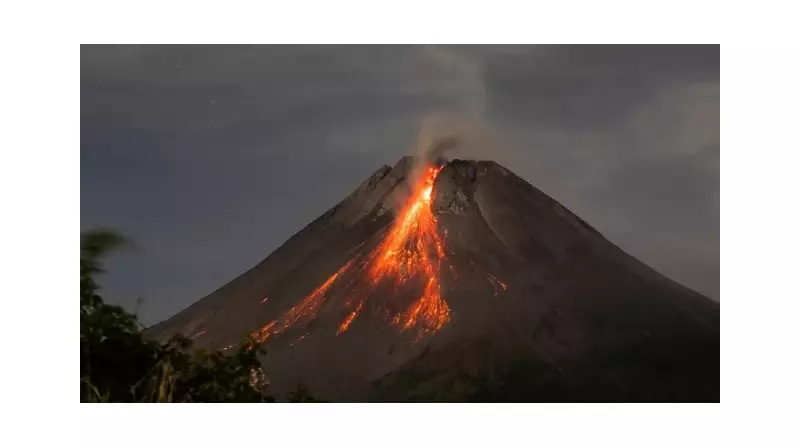 Endonezya'da Ateş Çemberi: Semeru Yanardağı İki Kez Patladı!