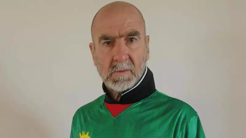 Eric Cantona'dan Filistin'e Çarpıcı Destek: 'Özgür Filistin' Formasıyla Saha Ortasında Konuştu!