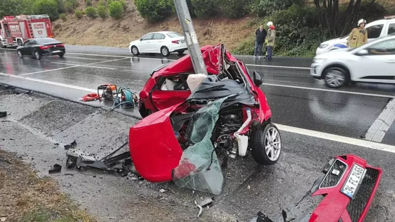 Eyüpsultan'da Korkunç Trafik Kazası: Araç Direğe Çarparak Hurdaya Döndü!
