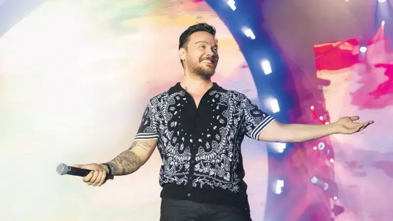 Ferdi Tayfur'dan Sahnede Duygusal Anlar: 'Bana Sor'la Andı!