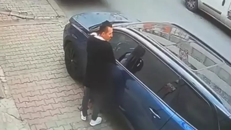 Gaziosmanpaşa'da Akılalmaz Olay! Arabanın Üzerine İdrarını Yapan Kişi Görüntülendi - İnanılmaz Görüntüler