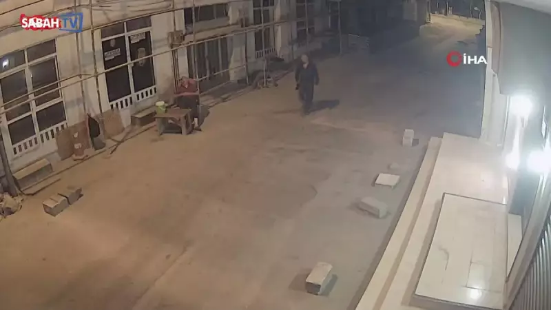 Güvenlik Kamerasına Yansıdı: Uyuyan Güvenlik Görevlisinin Cep Telefonunu Böyle Çaldılar!