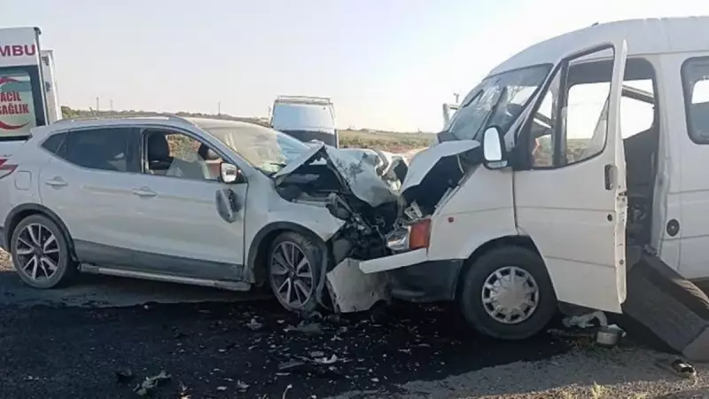 Hilvan'da Feci Kaza! Tarım İşçilerini Taşıyan Minibüsle Otomobil Çarpıştı: 10 Yaralı