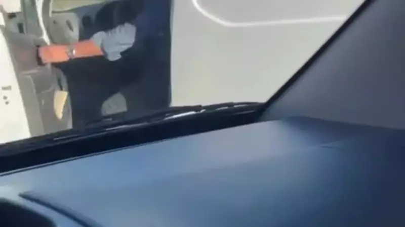 Kahramanmaraş'ta Akıl Almaz Vandalizm: Araç Camını Yumruklayarak Parçaladı!