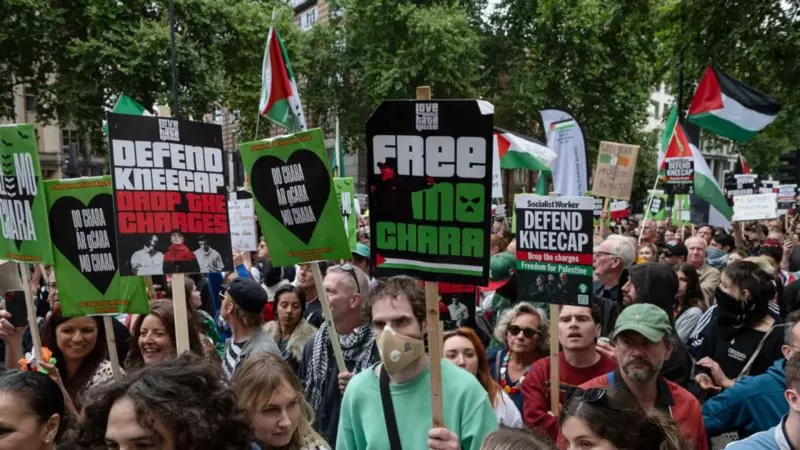 Kanada'dan Sürpriz Karar: Filistin Yanlısı İrlandalı Müzik Grubu Kneecap'a Giriş Yasağı!