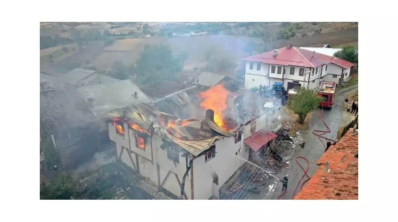 Kastamonu'da Gece Yarısı Alevleri: Tarihi Konak ve Evler Tehlike Atlattı!