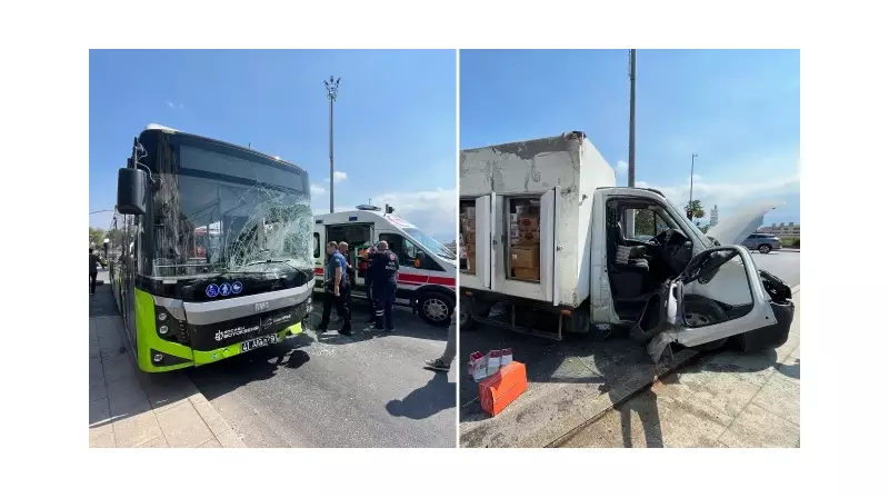 Kavşakta Feci Kaza: Belediye Otobüsü ile Kamyonet Çarpıştı! Çocuklu 5 Yaralı