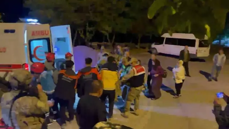 Kayalıklardan Düştü, 15 Saat Süren İnanılmaz Kurtarma Operasyonuyla Sedye ile Taşındı!