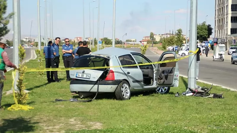 Kayseri'de Feci Kaza: Refüje Uçan Otomobilde Can Pazarı! Ölü Sayısı 3'e Yükseldi