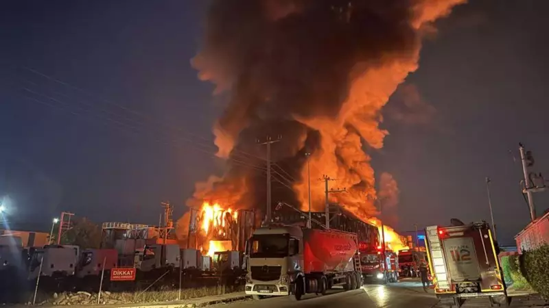 Kocaeli'de Devasa Lojistik Deposu Alev Alev! İtfaiye Gece Boyu Mücadele Etti