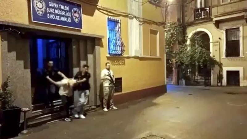 Korkunç Kapkaç! Kadını Kaldırımda Yürürken Çantasını Kapıp Kaçtılar, Güven Timleri Yakaladı