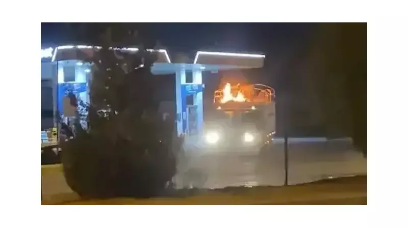 Korkunç Kaza: Alevler İçindeki Kamyonet Akaryakıt İstasyonuna Dalıyor!