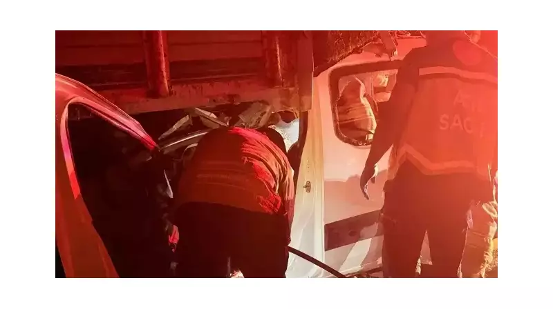 Korkunç Kaza! Hafif Ticari Araç Kamyonun Altına Girdi: Ölü ve Yaralılar Var
